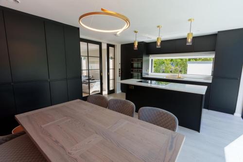 one-off-house-new-build-kitchen-with-dinner-table-stone-builders-killiney-dublin-43