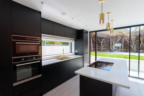 one-off-house-new-build-kitchen-with-island-vent-hob-stone-builders-killiney-dublin-40