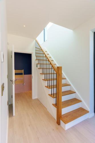 one-off-house-new-build-stairs-with-oak-steps-and-steel-spindels-stone-builders-killiney-dublin-30